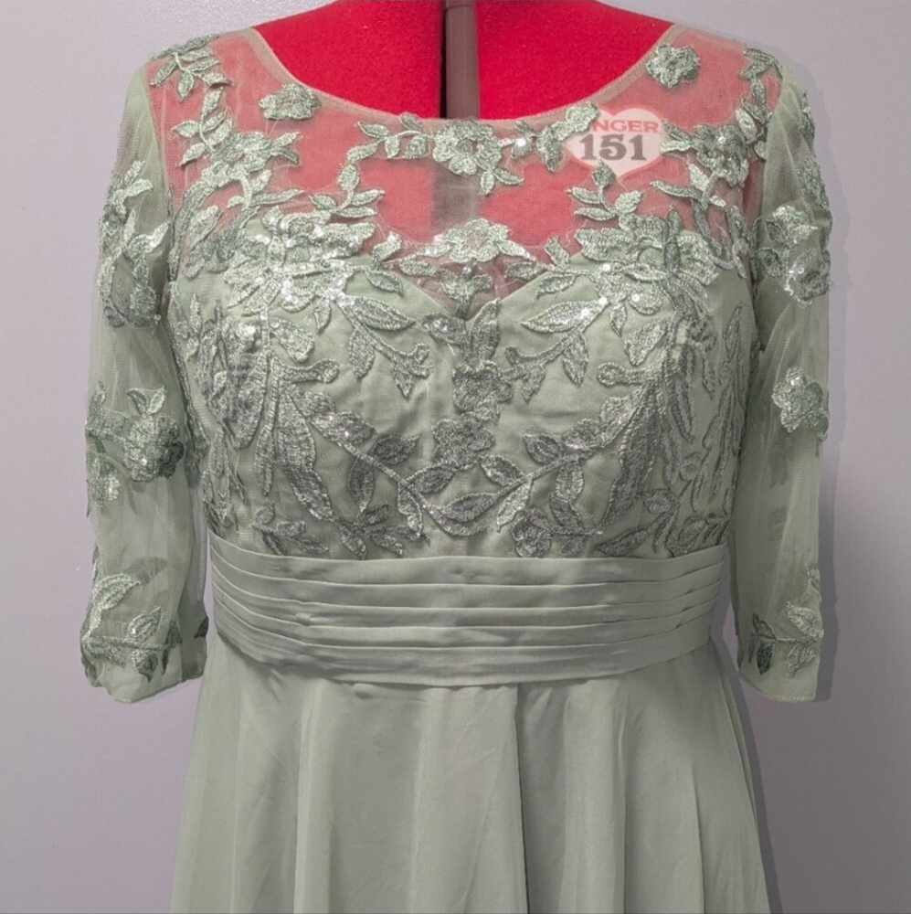 Elegant Sage Green Lace Chiffon Gown – Size 22
